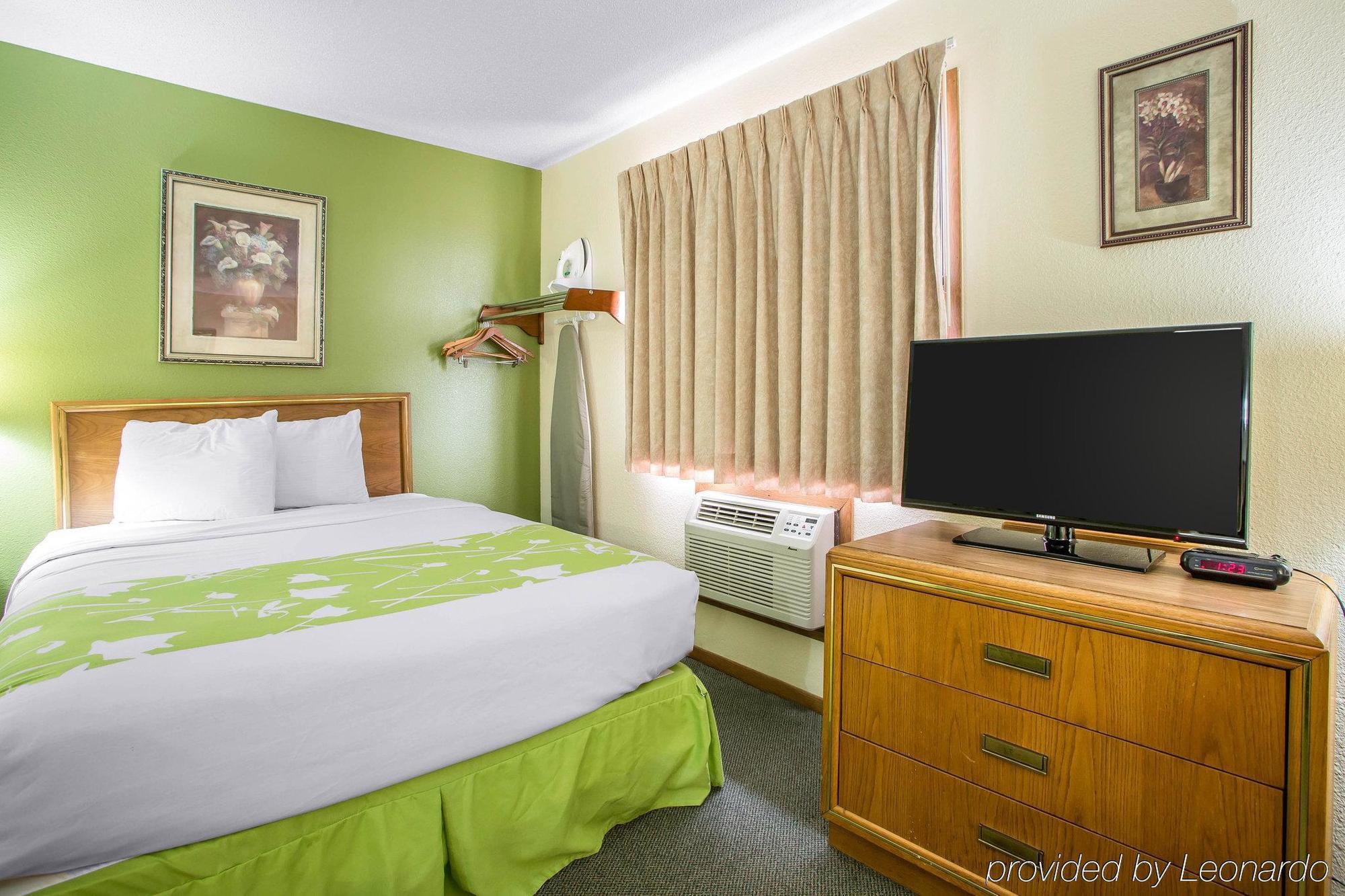 Econo Lodge Inn & Suites Dubuque Eksteriør bilde