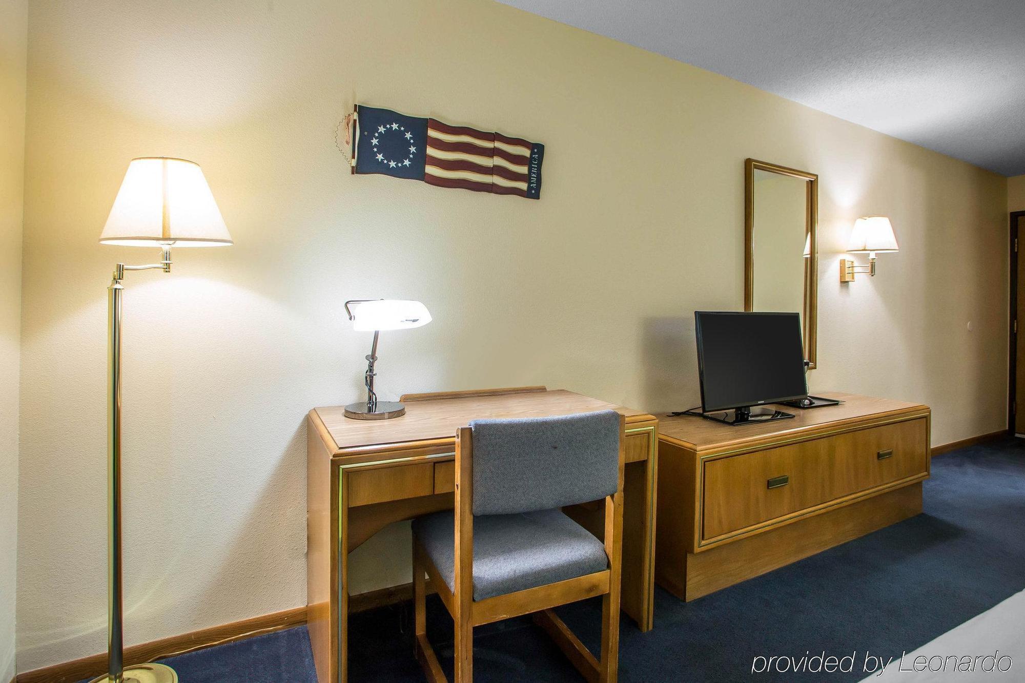 Econo Lodge Inn & Suites Dubuque Eksteriør bilde