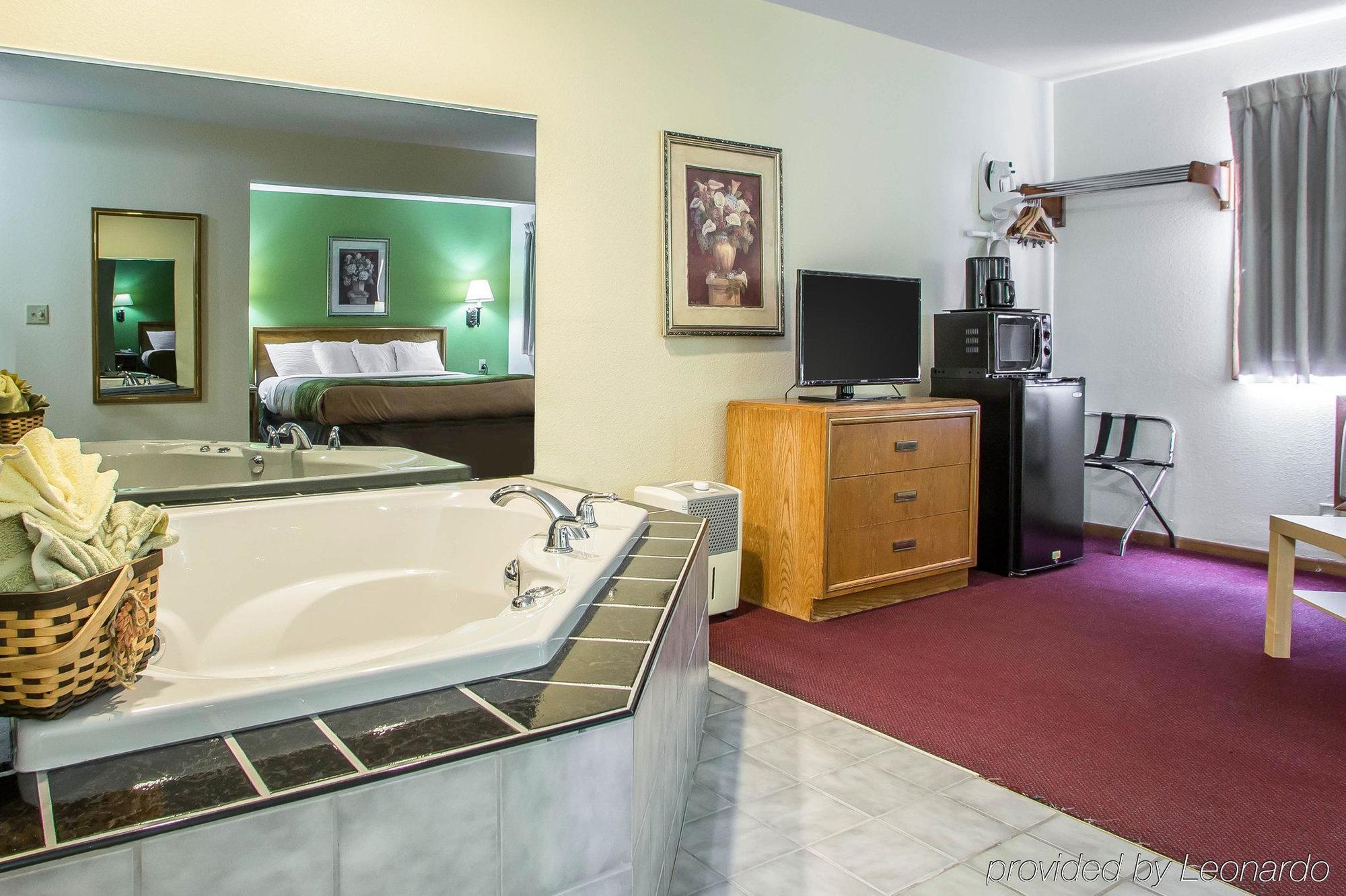 Econo Lodge Inn & Suites Dubuque Eksteriør bilde