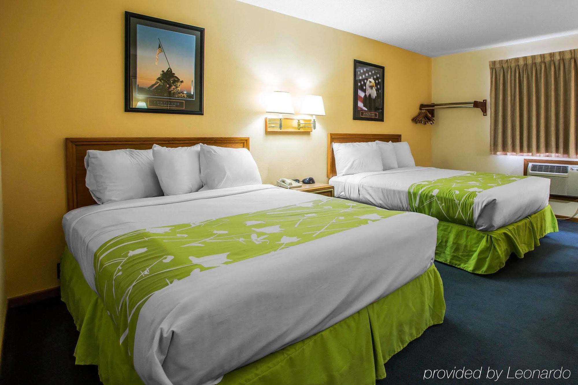 Econo Lodge Inn & Suites Dubuque Eksteriør bilde
